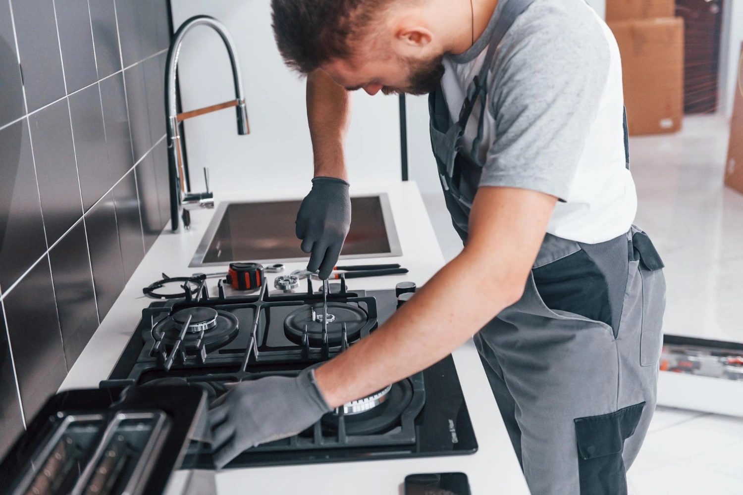 appliance repair technician repairing Electric Stove in los angeles (1)