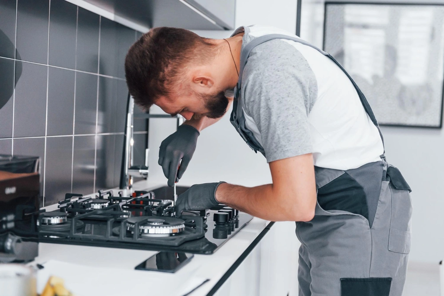 appliance repair technician repairing Electric Stove in los angeles (1)